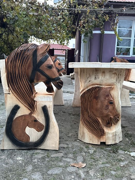 Mobilier din lemn masiv, sculptat, pentru iubitorii de cai