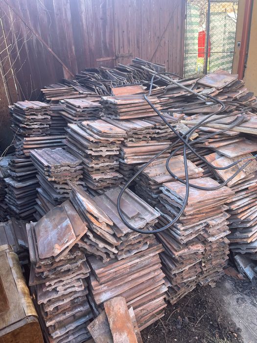 Vând țiglă dublu solz,folosită,1 leu bucata, aproximativ 1000 bucăți.