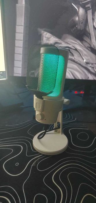 Белый микрофон RGB