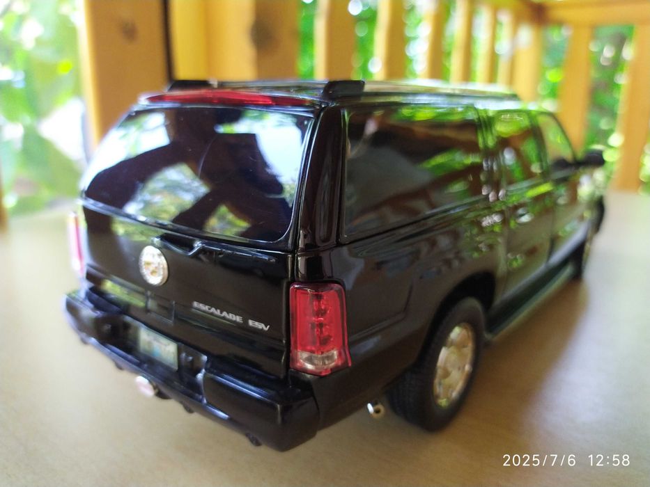 1 : 18 Метален модел на Cadillac Escalade ESV 2003, Ricko