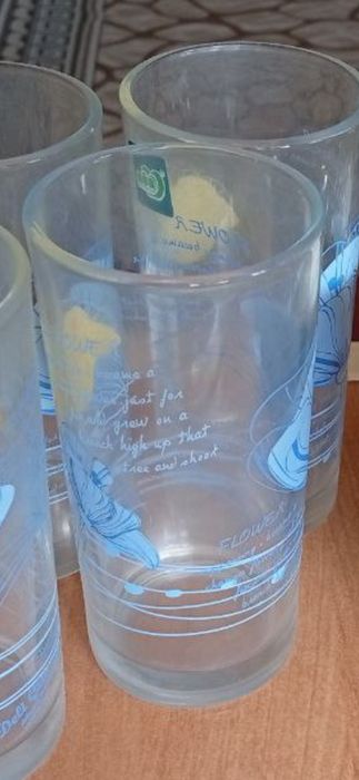 Посуда, в разнобой. Стаканы тарелки.