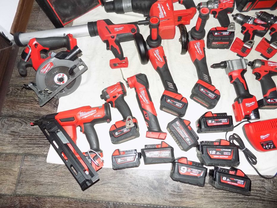 Scule Milwaukee ,  M 12  si  M 18  in stare buna de functionare  , acumulatori Milwaukee