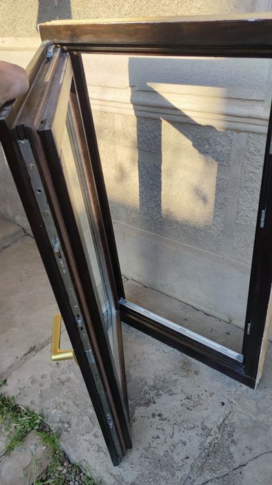 Fereastră termopan din lemn .