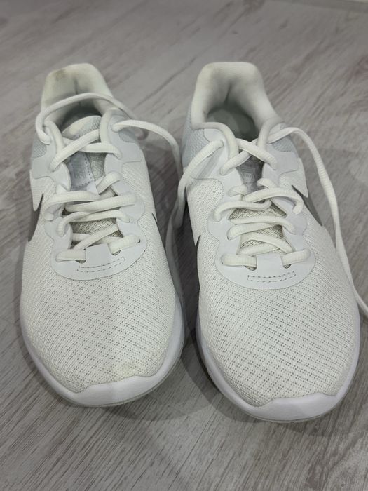 Бели Nike маратонки