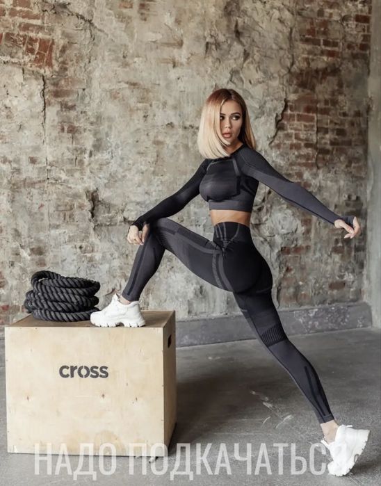 Спортивные лосины с футболкой