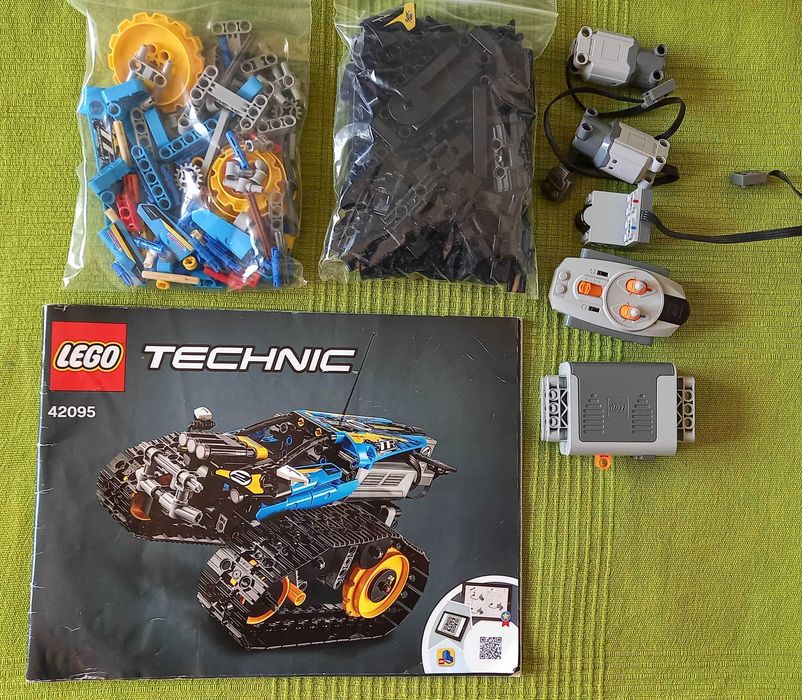 Lego Technic - 42095 - Remote-Controlled Stunt Racer - 324 piese, 9+