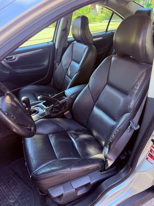 Volvo S60 D5 // 2.4 diesel 130cp // An 06.2004 // Interior piele // Faruri cu Xenon // Pilot automat // Toate actele valabile //