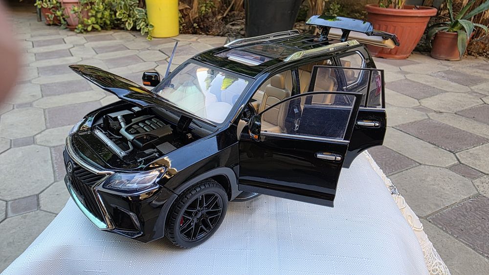 модель LEXUS LX 570 масштаб 1:18