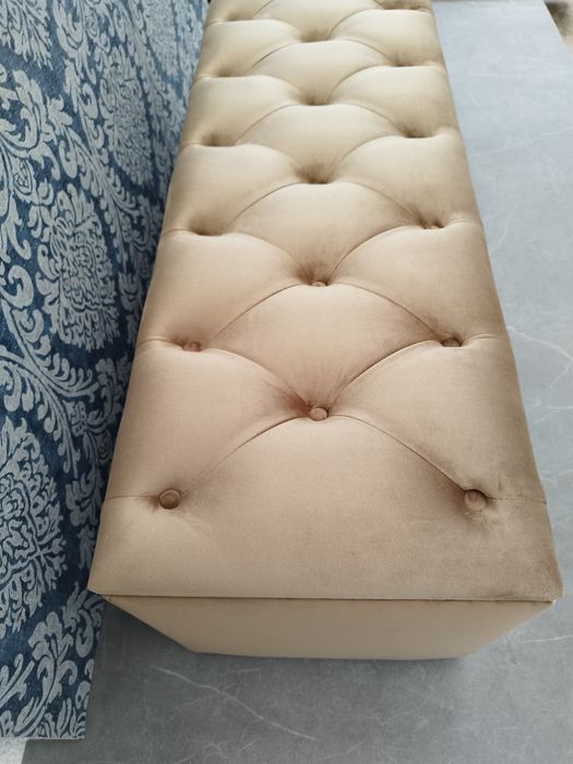 Vând bancheta Chesterfield din catifea crem auriu cu spatiu depozitar