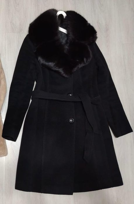 Пальто зимнее с песцом