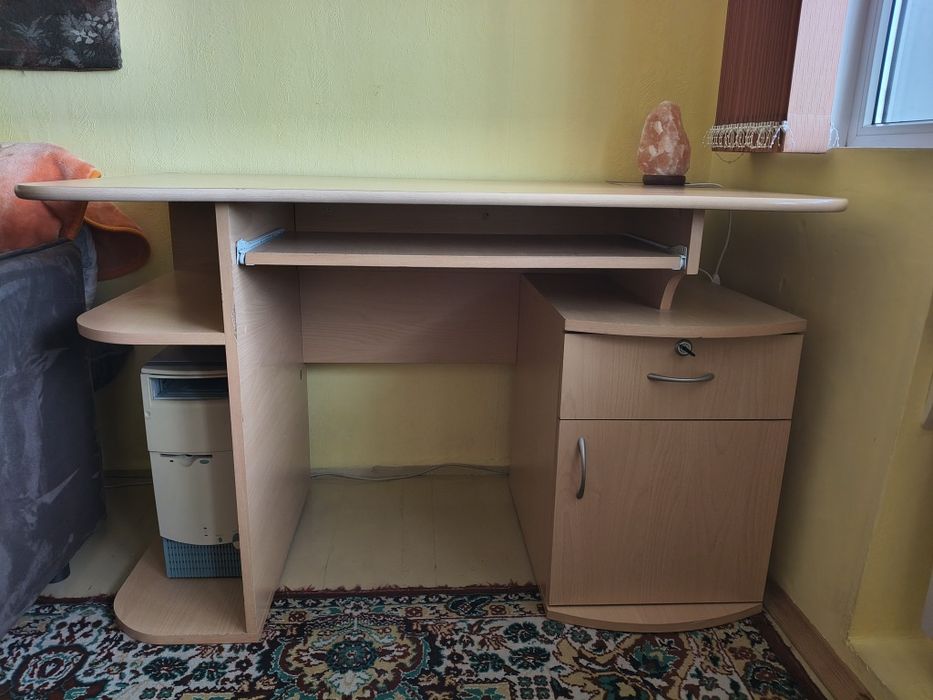 Продавам бюро 120х65 Н75