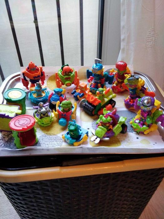 Set masinute,figurine si eroi SuperZings