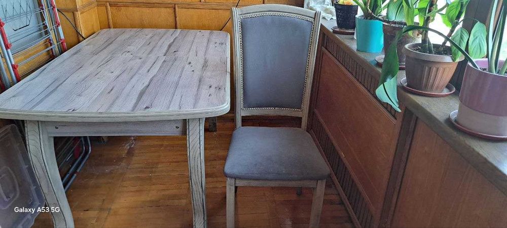 Продается раскладной стол и 4 стулья