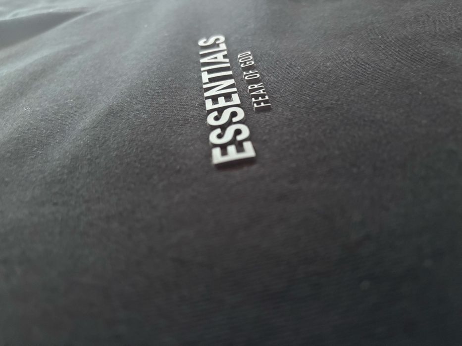 Продавам Essentials тениска