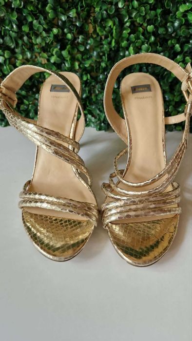 Елегантни златисти сандали на ток Donna Italiana / Bata – с ефектни каишки