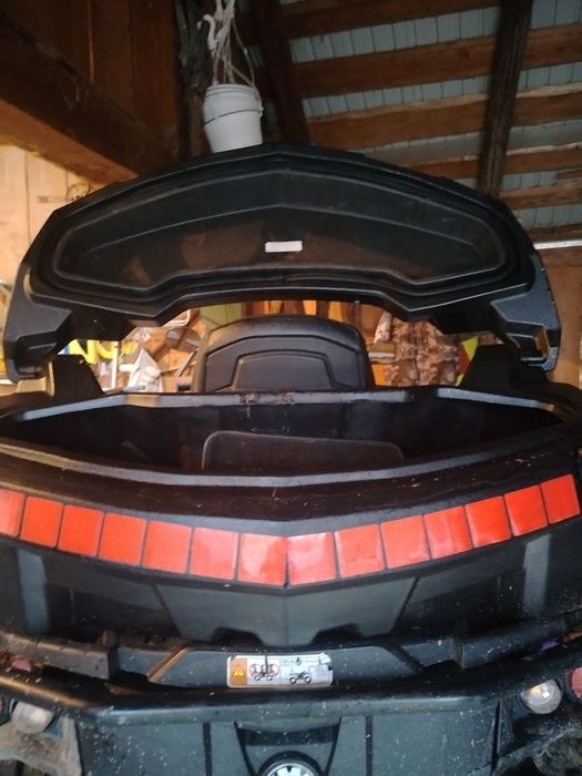 Vând sau schimb ladă de depozitare pentru can-am.