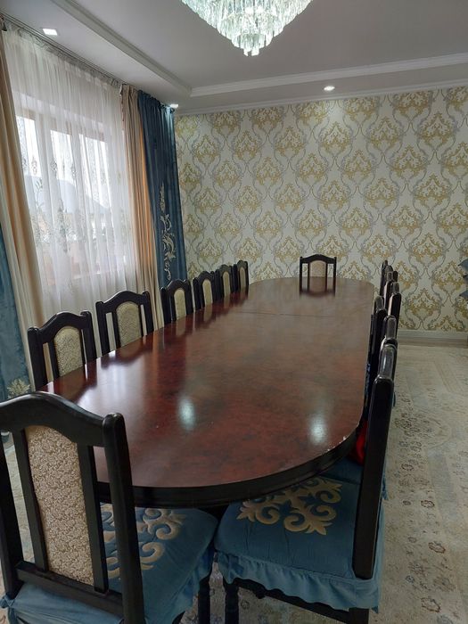 Стол, стулья для гостиной