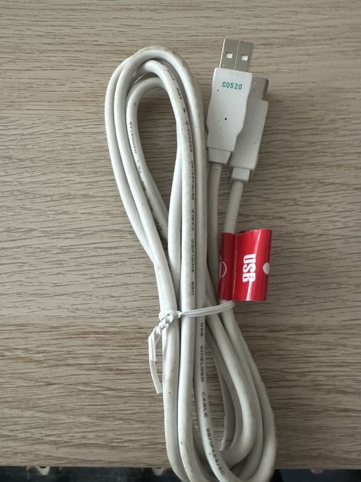 Cablu USB alb nefolosit