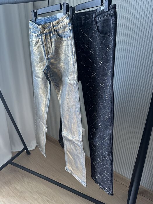 Джинсы с напылением, со стразами