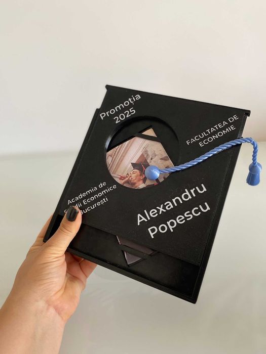 Ramă Absolvire 3D – Personalizată cu Nume, Promoție, Text – Cadou Unic