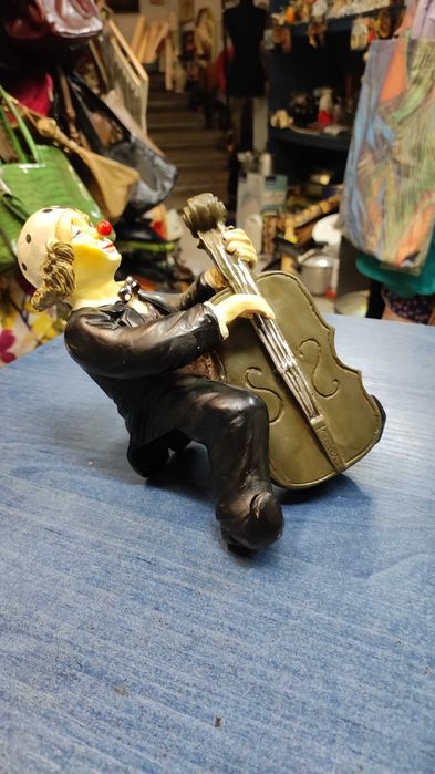 Смешен клоун музикант