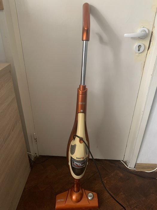 Aspirator detasabil cu fir 700W