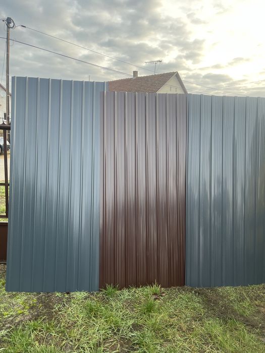 Tablă cutată metalică, rezistentă și durabilă.