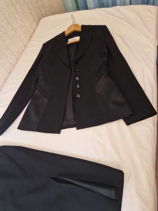 Compleu deosebit,elegant,sacou si fusta, mas.36 culoare negru, material deosebit si insertie satin ca si nou