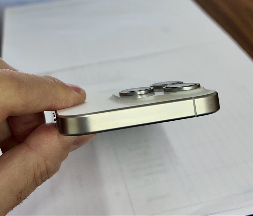 Vand iphone 15 pro alb 256 gb impecabil