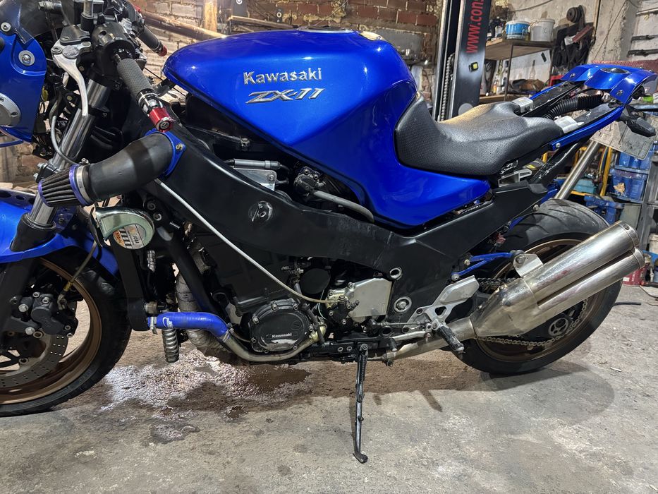 Kawasaki zx1100 мотора е със изцяло променена визизя