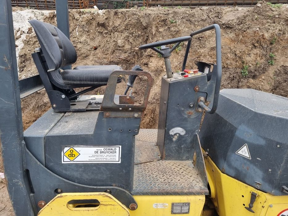 Inchiriere cilindru compactor