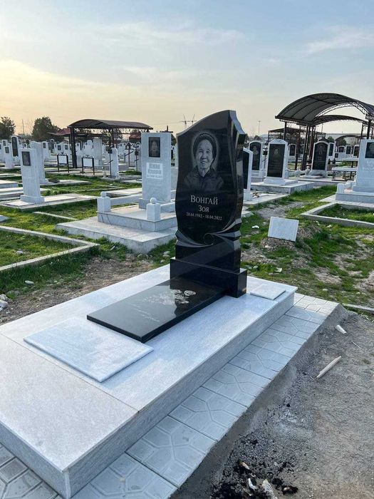 Памятники из мрамора и гранита.