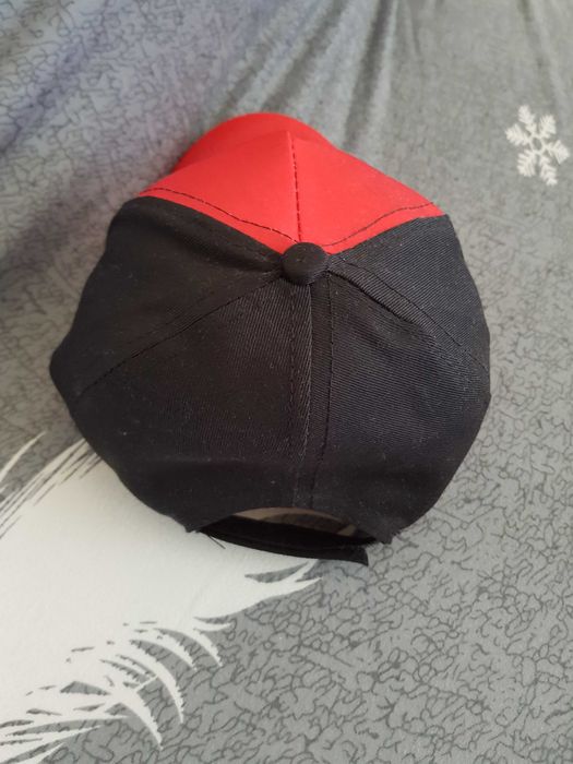 Шапка с козирка Калинката и черния котарак