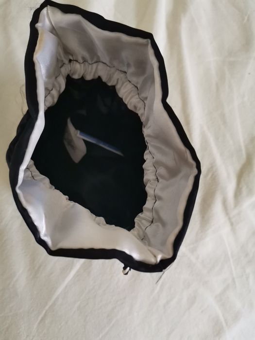 Продавам малка луксозна чантичка