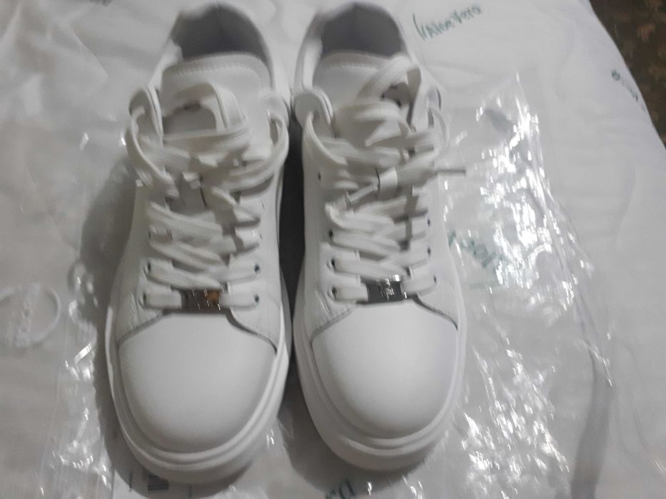 Sneakers  Luca di Gioia albi din piele -- Banii merg la un baiat bolnav de cancer.