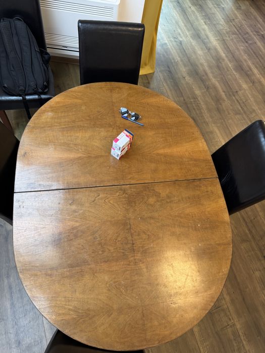 Масивна трапезна маса от орех