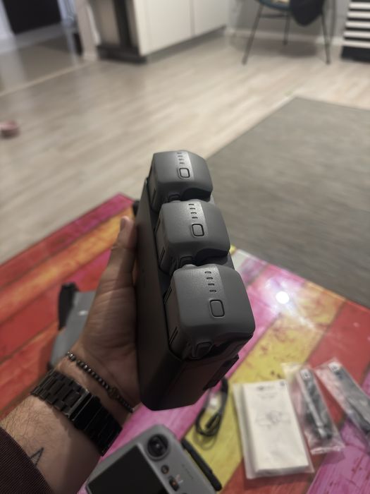 DJI Air 3 Fly More combo cu 3 baterii si controler ch display