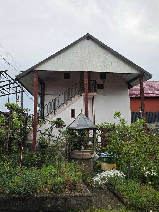 Casa constructie rezidentiala si / sau comerciala cu 2 nivele si pivnita, incluzand teren gradina, la sosea, localizata central in Cuzdrioara, Dej, CJ