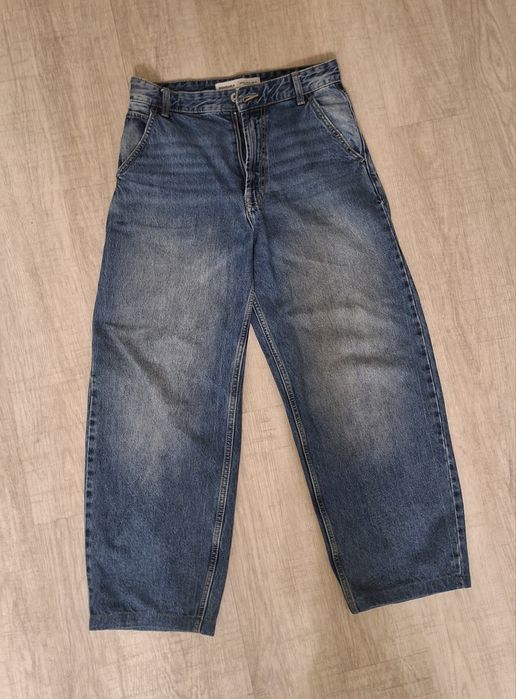 Широкие синие джинсы