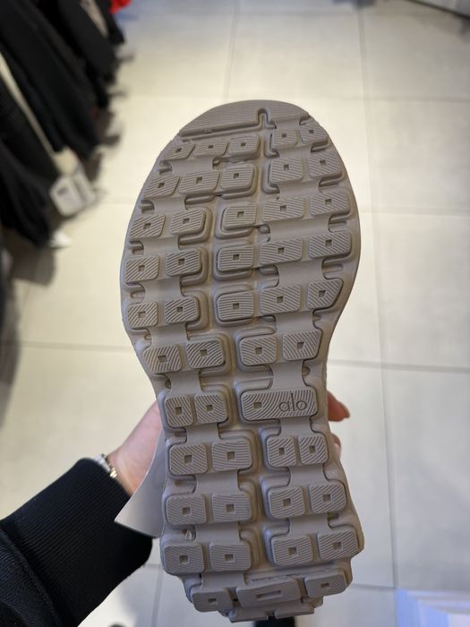 Нови маратонки Alo Yoga 36ти номер