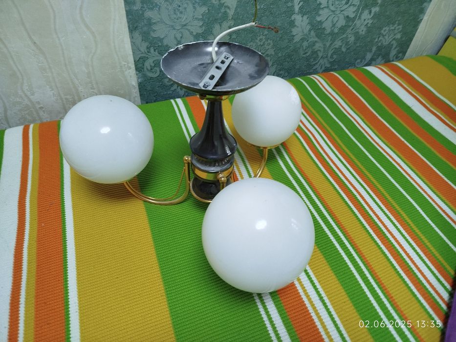 Продам люстры б/у.