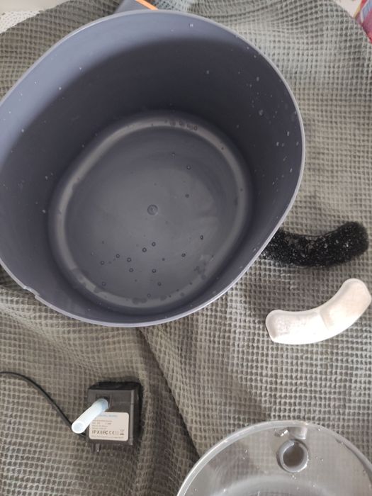 Dozator de apă pentru câini și pisici