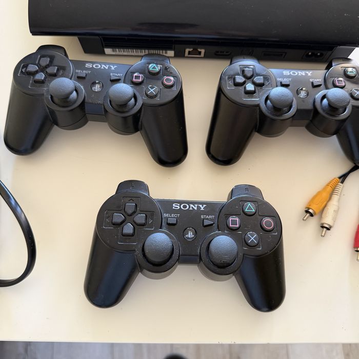 PlayStation 3 Super Slim + 2 контролера + 11 игри