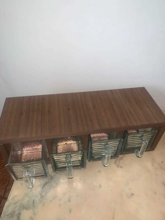 Raft de bucatarie cu pahare de sticla