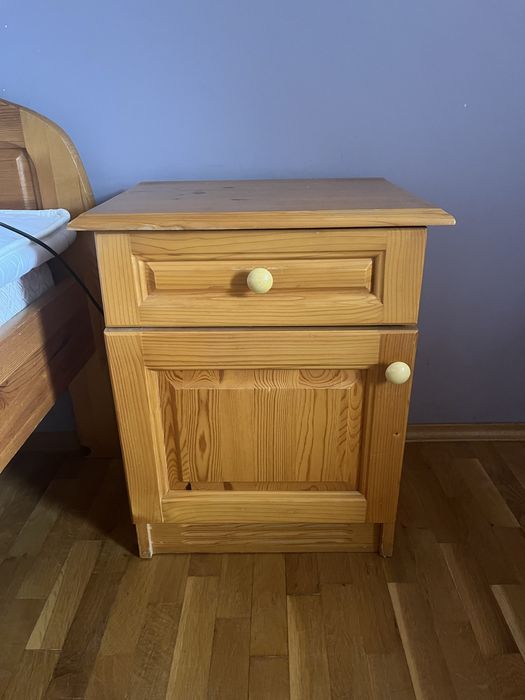 Четири чам нощни шкафчета