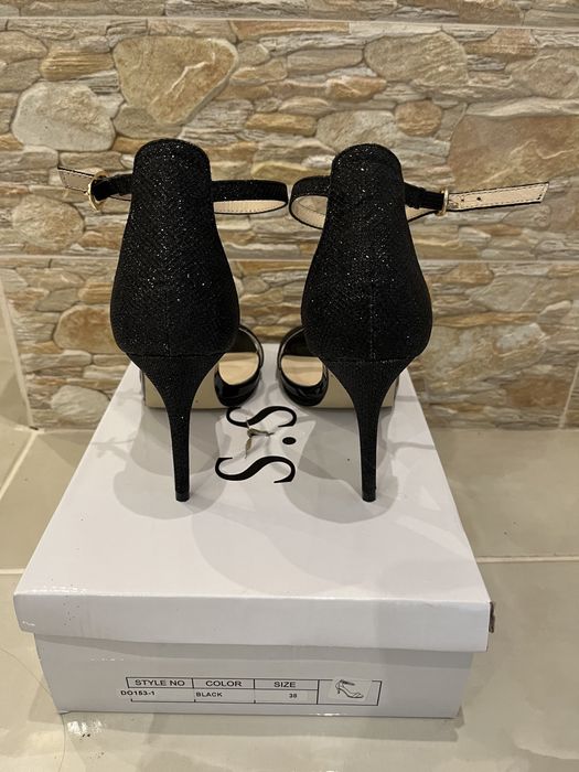 Елегантни сандали с ток