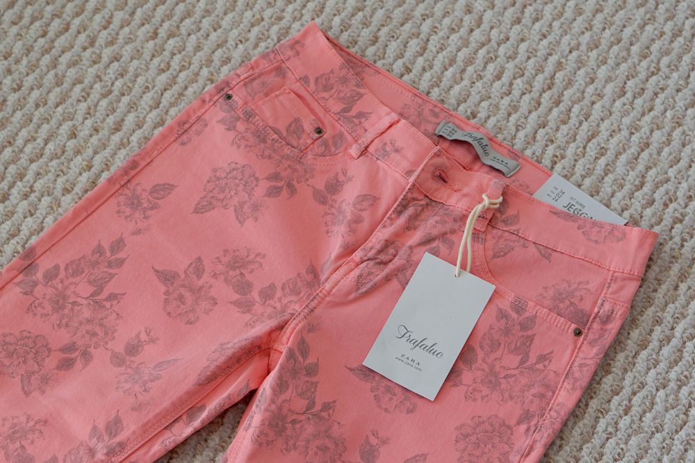 Blugi Zara Trafaluc cu model floral pentru femei