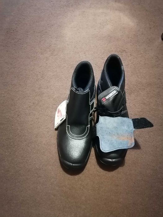 Чисто нови работни обувки