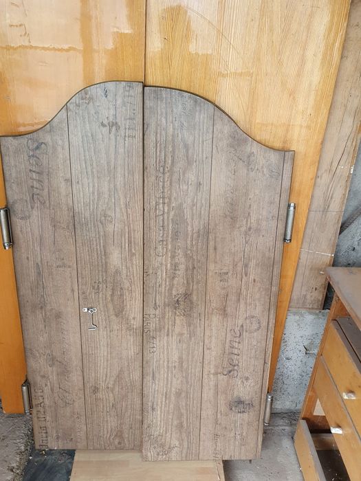 Двери  распашные в обе стороны