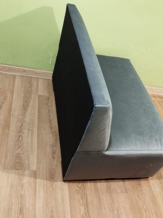 Vând canapea pentru 2 persoane din catifea gri